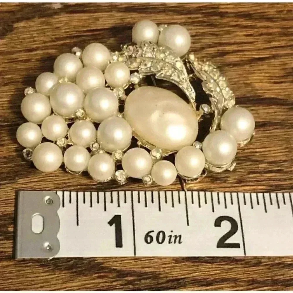 Vintage Baroque‎ Pearl Gold Tone AB Aurora Borealis Rhinestone Brooch READ